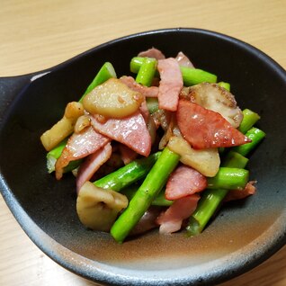 夏野菜の茄子とアスパラガス主役炒め。